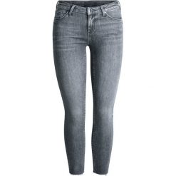 Pieces Jeansy Slim Fit dark grey denim. Szare rurki damskie Pieces. W wyprzedaży za 159,20 zł.