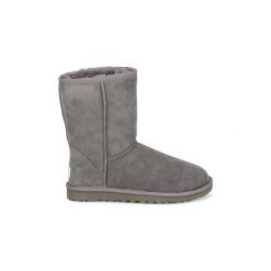 Śniegowce UGG Classic Short. Szare buty zimowe damskie marki Ugg. Za 833,57 zł.