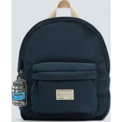 Granatowy plecak z brelokiem. Zielone plecaki damskie marki Pull&Bear. Za 89,90 zł.