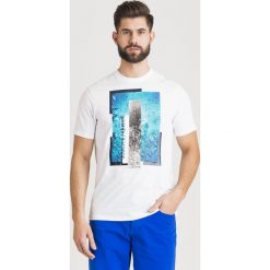 T-SHIRT Armani Exchange. Białe t-shirty męskie Armani Exchange, s, z nadrukiem, z bawełny, z okrągłym kołnierzem. Za 137,40 zł.