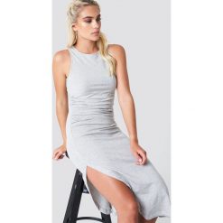 NA-KD Trend Sukienka z marszczeniem z boku - Grey. Szare sukienki damskie NA-KD Trend, bez wzorów, z okrągłym kołnierzem, bez rękawów. Za 80,95 zł.