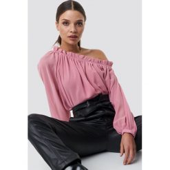 NA-KD Boho Bluzka z asymetrycznym dekoltem - Pink. Różowe bluzki damskie NA-KD Boho, bez wzorów, z poliesteru, boho, z asymetrycznym kołnierzem, bez rękawów. W wyprzedaży za 48,57 zł.