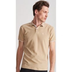 Koszulka polo regular fit - Beżowy. Brązowe koszulki męskie Reserved, xl, bez wzorów, polo, bez rękawów. Za 59,99 zł.