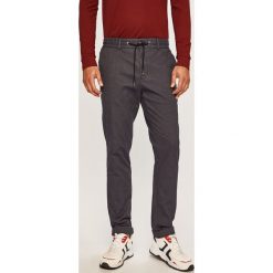 Tommy Hilfiger - Spodnie. Niebieskie spodnie męskie TOMMY HILFIGER, na co dzień, xl, bez wzorów, z elastanu, casualowe. W wyprzedaży za 399,90 zł.
