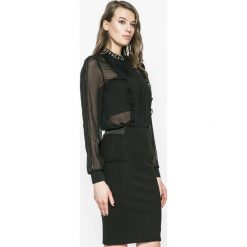 Guess Jeans - Bluzka. Czarne bluzki damskie marki Guess Jeans, s, z aplikacjami, z poliesteru, casualowe, ze stójką. W wyprzedaży za 269,90 zł.