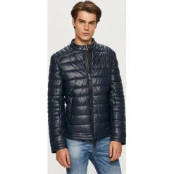 Guess Jeans - Kurtka. Szare płaszcze męskie Guess Jeans, xl, z aplikacjami, z poliesteru, krótkie, bez kaptura. Za 859,90 zł.