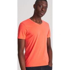 T-shirt z dekoltem V - Pomarańczowy. Pomarańczowe t-shirty męskie Reserved, xl, bez wzorów, bez kołnierzyka. Za 24,99 zł.