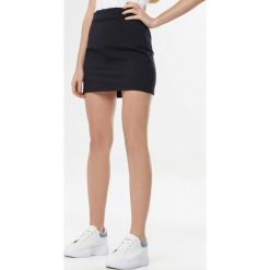 Granatowa Spódnica Ilene. Niebieskie spódniczki damskie Born2be, na co dzień, s, bez wzorów, z dzianiny, eleganckie, mini, proste. Za 54,99 zł.