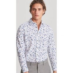 Koszula slim fit w drobne kwiaty - Niebieski. Niebieskie koszule męskie Reserved, s, w kwiaty, bez kołnierzyka, bez rękawów. Za 119,99 zł.