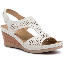 Sandały CLARA BARSON - WS19754-01 White. Białe klapki damskie Clara Barson, bez wzorów, ze skóry ekologicznej, bez obcasa, na obcasie. Za 69,99 zł.