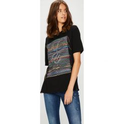 Desigual - Top. Czarne topy damskie Desigual, l, z aplikacjami, z bawełny, z okrągłym kołnierzem. Za 199,90 zł.