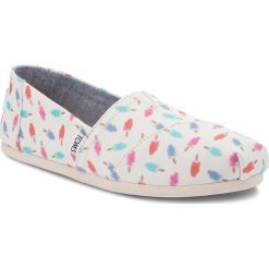 Półbuty TOMS - Classic 10011644 White Popsicles. Białe półbuty damskie marki Toms, na co dzień, bez wzorów, z tworzywa sztucznego, bez obcasa, na płaskiej podeszwie, bez zapięcia. W wyprzedaży za 169,00 zł.