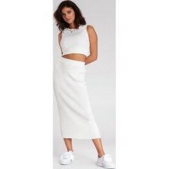 Biała Spódnica Ponce. Białe spódniczki damskie Renee, s, bez wzorów, z dzianiny, eleganckie, midi, ołówkowe. Za 99,99 zł.
