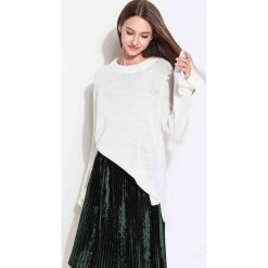 Sweter w kolorze białym. Białe swetry damskie Swetry na chłodne dni, bez wzorów, ze splotem, bez rękawów, bez kaptura. W wyprzedaży za 114,95 zł.