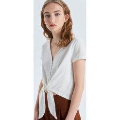 Bluzka oversize z ozdobnym wiązaniem - Kremowy. Białe bluzki damskie Cropp, s, bez wzorów, bez kołnierzyka, bez rękawów. Za 49,99 zł.