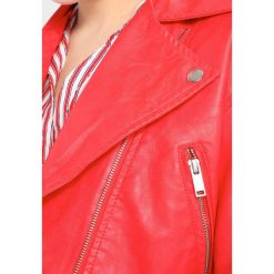 Bomberki damskie: Missguided Petite ULTIMATE BIKER Kurtka ze skóry ekologicznej red