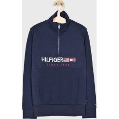 Tommy Hilfiger - Bluza dziecięca 128-176 cm. Niebieskie bluzy chłopięce TOMMY HILFIGER, z nadrukiem, z bawełny, z krótkim rękawem, krótkie, bez kaptura. W wyprzedaży za 199,90 zł.