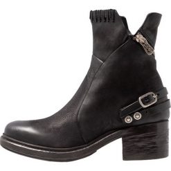 A.S.98 Botki kowbojki i motocyklowe nero. Czarne botki damskie marki A.S.98, ze skóry, bez obcasa, bez zapięcia. Za 839,00 zł.