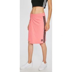 Adidas Originals - Spódnica. Różowe spódniczki damskie adidas Originals, na co dzień, l, bez wzorów, z bawełny, casualowe, z podwyższonym stanem, mini, asymetryczne. W wyprzedaży za 99,90 zł.