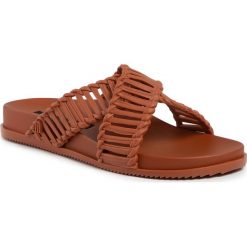 Klapki MELISSA - Cosmic II + Salinas Ad 32739 Brown 01459. Pomarańczowe klapki damskie Melissa, bez wzorów, z tworzywa sztucznego, bez obcasa. W wyprzedaży za 239,00 zł.