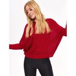 SWETER Z DEKOLTEM W ŁÓDKĘ. Czerwone swetry klasyczne damskie marki Top Secret, na zimę, z dzianiny, z dekoltem w łódkę. W wyprzedaży za 49,99 zł.