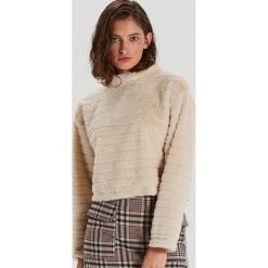 Bluzka z imitacji futra - Kremowy. Białe bluzki damskie Cropp, s, bez wzorów, bez kołnierzyka, bez rękawów. W wyprzedaży za 29,99 zł.