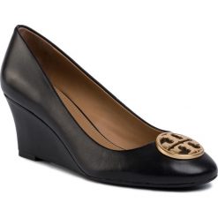 Półbuty TORY BURCH - Chelsea 65Mm Wedge 45899 Perfect Black 006. Czarne półbuty damskie Tory Burch, bez wzorów, ze skóry, bez obcasa, na obcasie, bez zapięcia. Za 1229,00 zł.