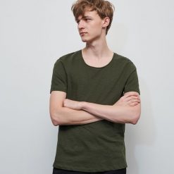 T-shirt basic z bawełny organicznej - Zielony. Zielone t-shirty męskie Reserved, s, bez wzorów, z bawełny, bez kołnierzyka. Za 29,99 zł.