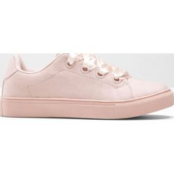 Sneakersy na podeszwie platformie bonprix jasnoróżowy. Różowe buty sportowe damskie bonprix. Za 54,99 zł.