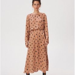 Sukienka ze wzorem allover - Wielobarwny. Sukienki damskie Sinsay, s, bez wzorów, bez kołnierzyka, bez rękawów. Za 79,99 zł.