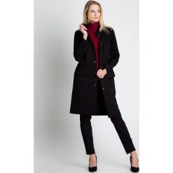 Czarny płaszcz zapinany na guziki RABARBAR. Czarne kurtki damskie RABARBAR, na wiosnę, uniwersalny, bez wzorów, eleganckie, długie. W wyprzedaży za 279,00 zł.