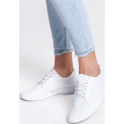 Białe Buty Sportowe Reasonably. Białe buty sportowe damskie marki vices, bez wzorów, ze skóry, sportowe. Za 59,99 zł.