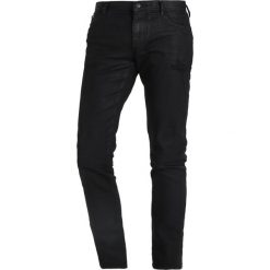 Armani Exchange Jeans Skinny Fit black denim. Czarne jeansy męskie marki Armani Exchange, z elastanu. W wyprzedaży za 440,30 zł.