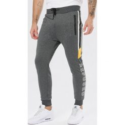 Ciemnoszare Spodnie Pereimeine. Szare spodnie męskie Born2be, xl, bez wzorów, z dresówki. Za 69,99 zł.