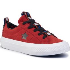 Tenisówki CONVERSE - One Star Ox 363907C Fiery Red/Black/White. Czerwone trampki dziewczęce Converse, bez wzorów, ze skóry, na sznurówki. W wyprzedaży za 139,00 zł.