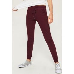 Spodnie dresowe - Bordowy. Czerwone spodnie dresowe damskie Sinsay, s, z dresówki. Za 39,99 zł.