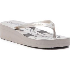 Japonki CALVIN KLEIN JEANS - Tesse RE9856 Silver. Klapki damskie Calvin Klein Jeans. W wyprzedaży za 169,00 zł.