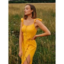 Żółta sukienka damska Sunny Smile. Żółte sukienki damskie Pakamera, bez wzorów, z tkaniny, bez kołnierzyka, bez rękawów, midi, dopasowane. Za 270,00 zł.