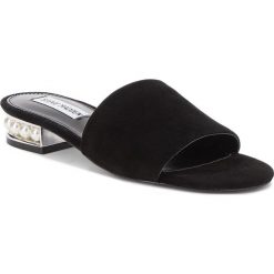 Klapki STEVE MADDEN - Core Sandal 91001109-10003-01001 Black. Czarne klapki damskie Steve Madden, bez wzorów, z zamszu, bez obcasa, na obcasie. W wyprzedaży za 269,00 zł.