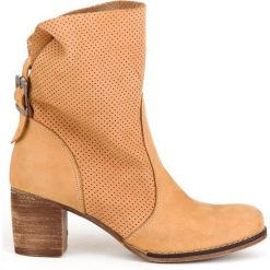 Botki - skóra naturalna - model 496 - kolor camelowy. Pomarańczowe botki damskie Zapato, ze skóry, bez obcasa, bez zapięcia. W wyprzedaży za 339,00 zł.