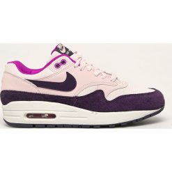 Nike Sportswear - Buty Air Max 1. Różowe buty sportowe damskie Nike Sportswear, bez wzorów, ze skóry, sportowe. W wyprzedaży za 499,90 zł.