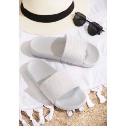 Szare Klapki Summer Day. Szare klapki damskie Born2be, bez wzorów, bez obcasa. W wyprzedaży za 29,99 zł.