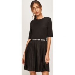 Calvin Klein Jeans - Sukienka. Czarne sukienki damskie Calvin Klein Jeans, na co dzień, s, bez wzorów, z elastanu, casualowe, z okrągłym kołnierzem, z krótkim rękawem, krótkie, mini, rozkloszowane. Za 449,90 zł.