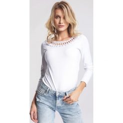 Biała Bluzka Adjstrong. Białe bluzki damskie marki other, xl, z aplikacjami, z dzianiny, z okrągłym kołnierzem, z długim rękawem. Za 29,99 zł.