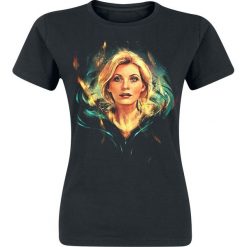 Doctor Who 13th Doctor Alice X Zhang Koszulka damska czarny. Czarne koszulki damskie marki Doctor Who, l, z nadrukiem, klasyczne, z okrągłym kołnierzem. Za 74,90 zł.