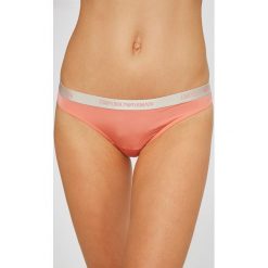 Emporio Armani - Stringi. Różowe stringi Emporio Armani, m, z bawełny. W wyprzedaży za 89,90 zł.
