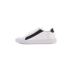 Buty Guess FM5LLOLEA12. Szare trampki męskie marki Guess, z aplikacjami, bez zapięcia. Za 416,56 zł.