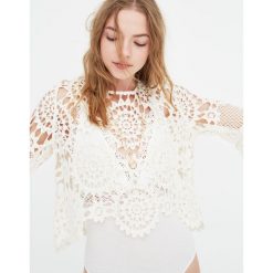 Szydełkowy top z rozszerzanymi rękawami. Szare topy damskie Pull&Bear, bez wzorów, bez kołnierzyka, z długim rękawem. Za 109,00 zł.