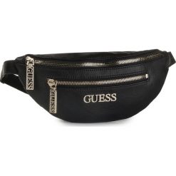 Saszetka nerka GUESS - Manhattan (Vs) HWVS69 94800 BLA. Czarne nerki damskie Guess, z aplikacjami, ze skóry ekologicznej, młodzieżowe, bez dodatków. Za 399,00 zł.