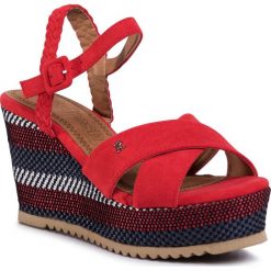 Sandały REFRESH - 69583 Red. Czerwone klapki damskie Refresh, bez wzorów, z tworzywa sztucznego, bez obcasa, na obcasie. Za 189,00 zł.